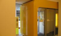 Realizzazione di portale ingresso con doppia porta automatica scorrevole, uscita di sicurezza a sfondamento totale serie Slim alluminio naturale