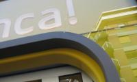 Particolare portale calandrato con vetro blindato sagomato curvo 
